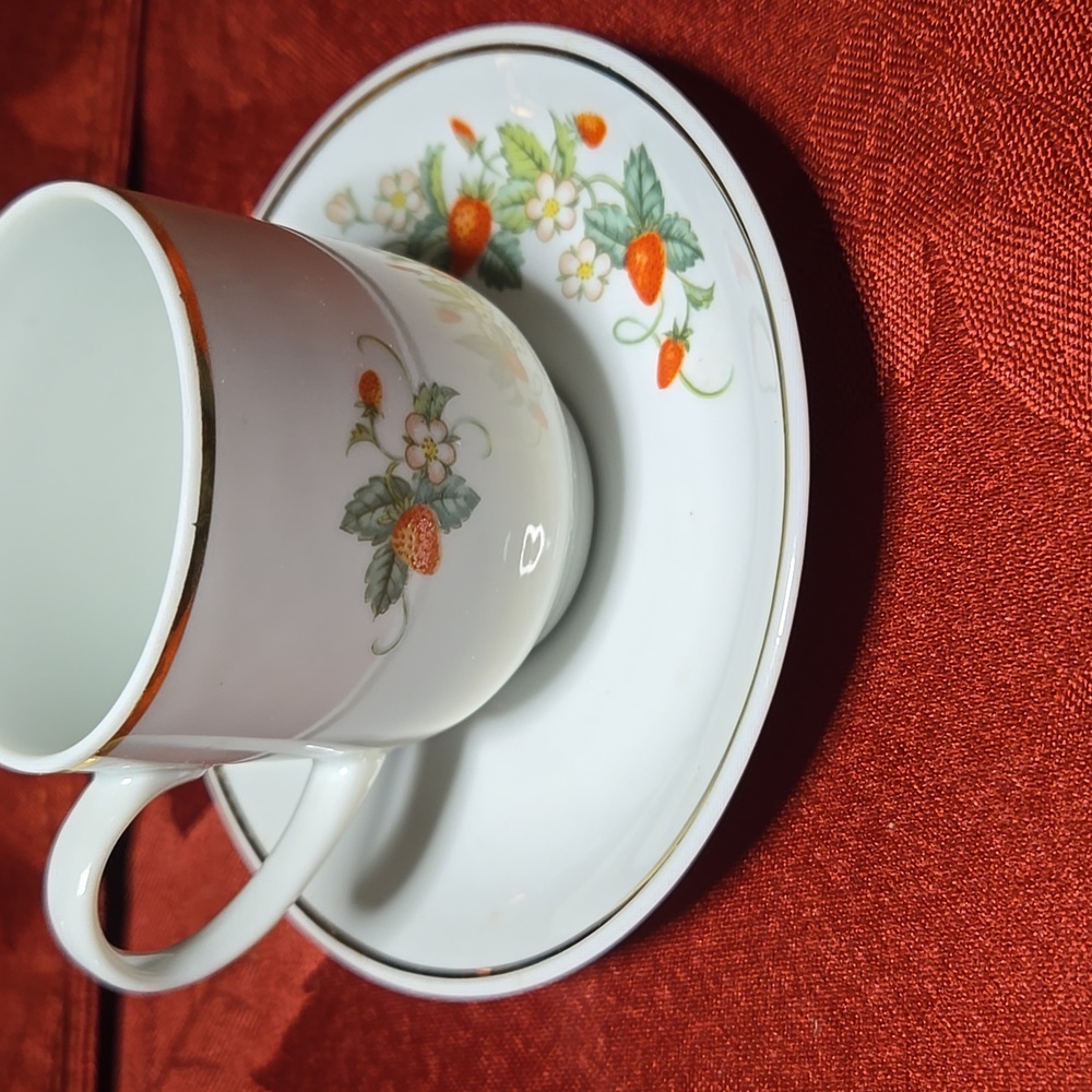 Avon Strawberry Pattern Demi-Cup and Saucer Set Circa 1978 W/ Original Box - Picture 3 of 7